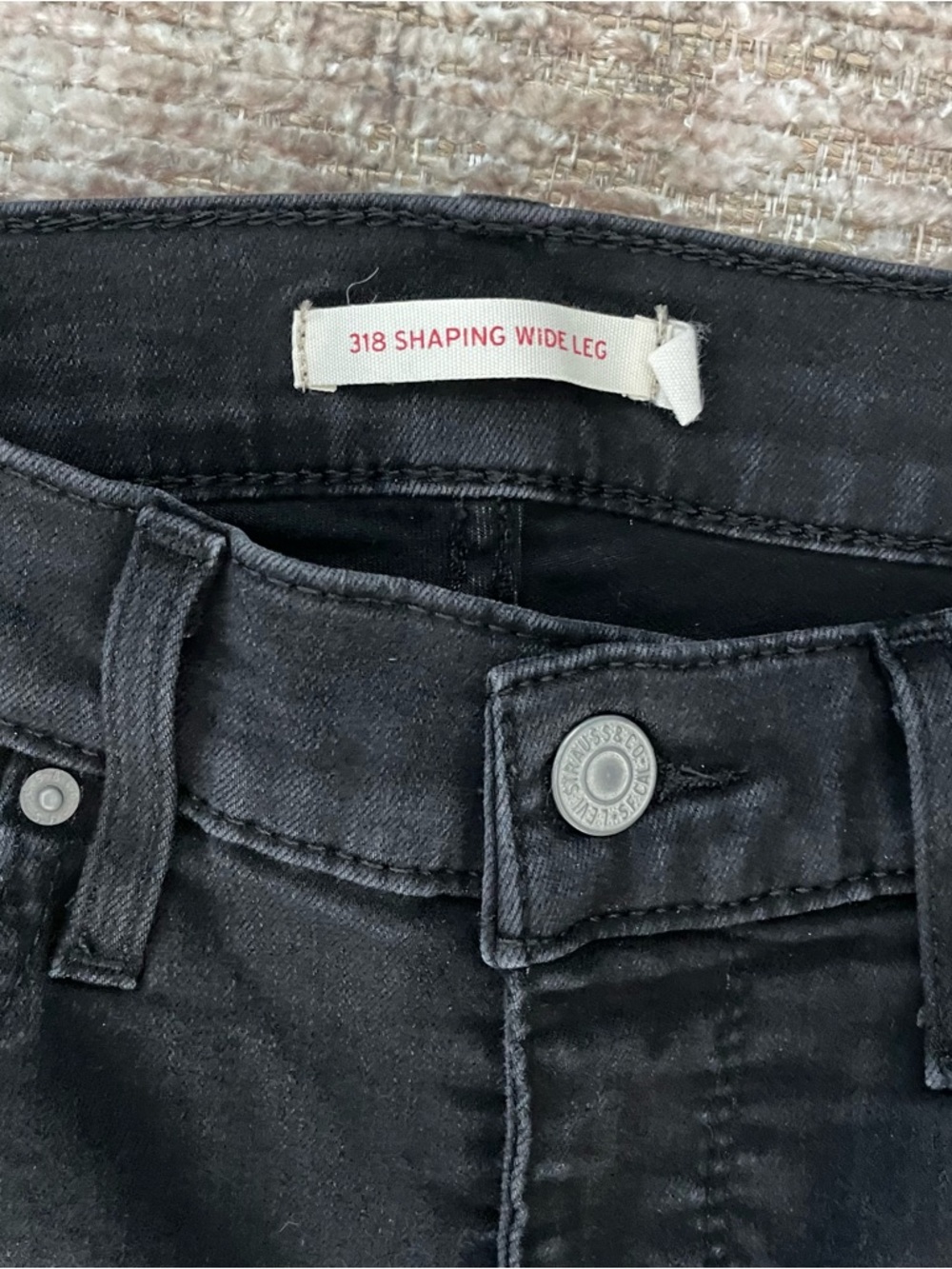 ‼️LEVI’S‼️318 Shaping Wide Leg Jeans, Size 27 - Picture 3 of 6